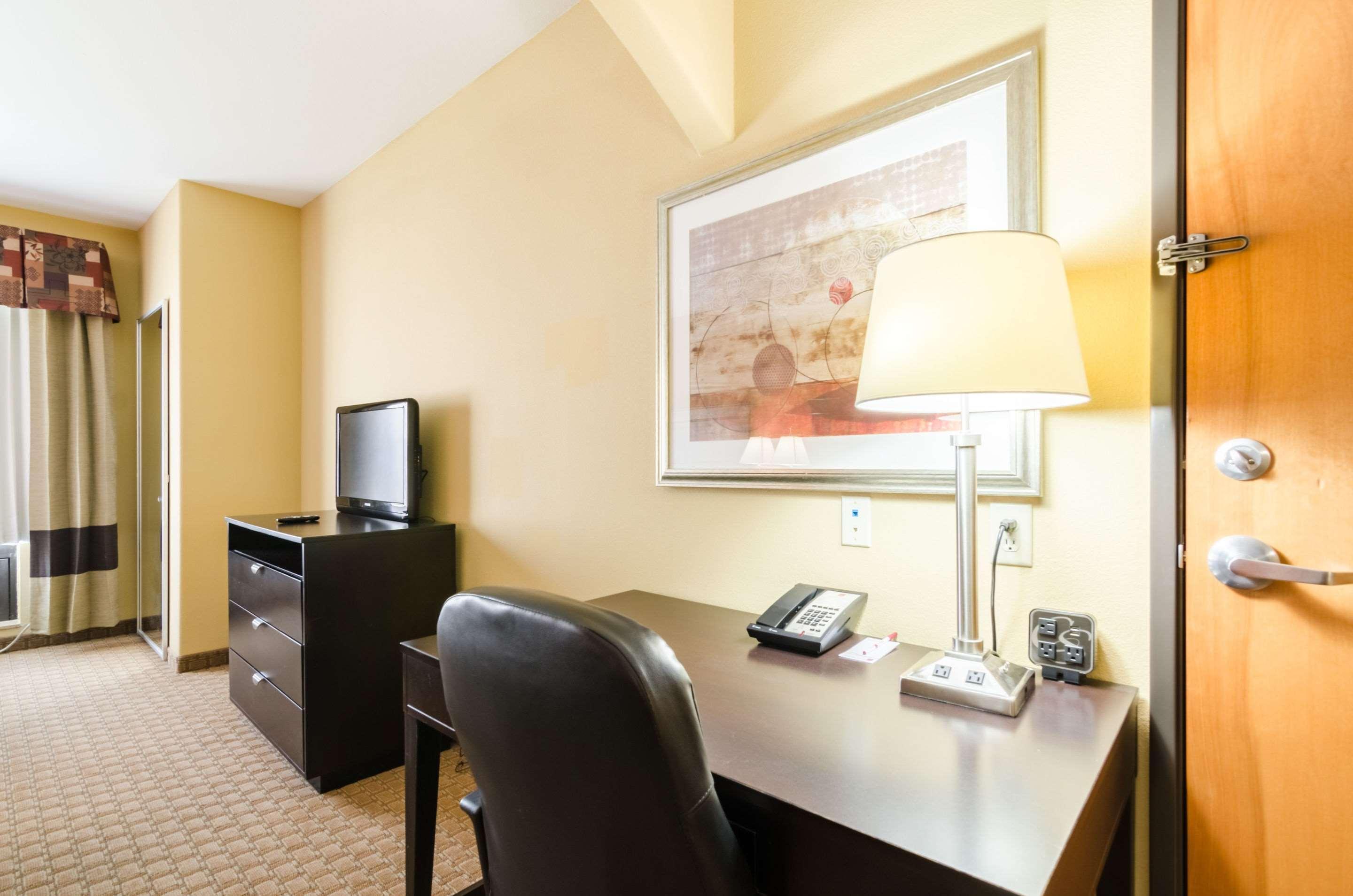 คอมฟอร์ต สวีท ซาลีนา เซาท์ Hotel ภายนอก รูปภาพ
